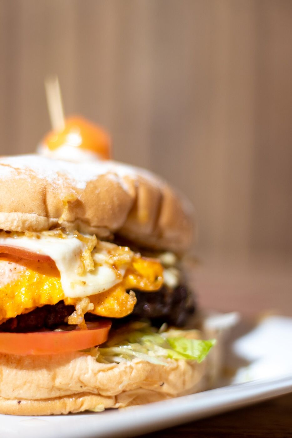 Detalle de queso derretido en una hamburguesa