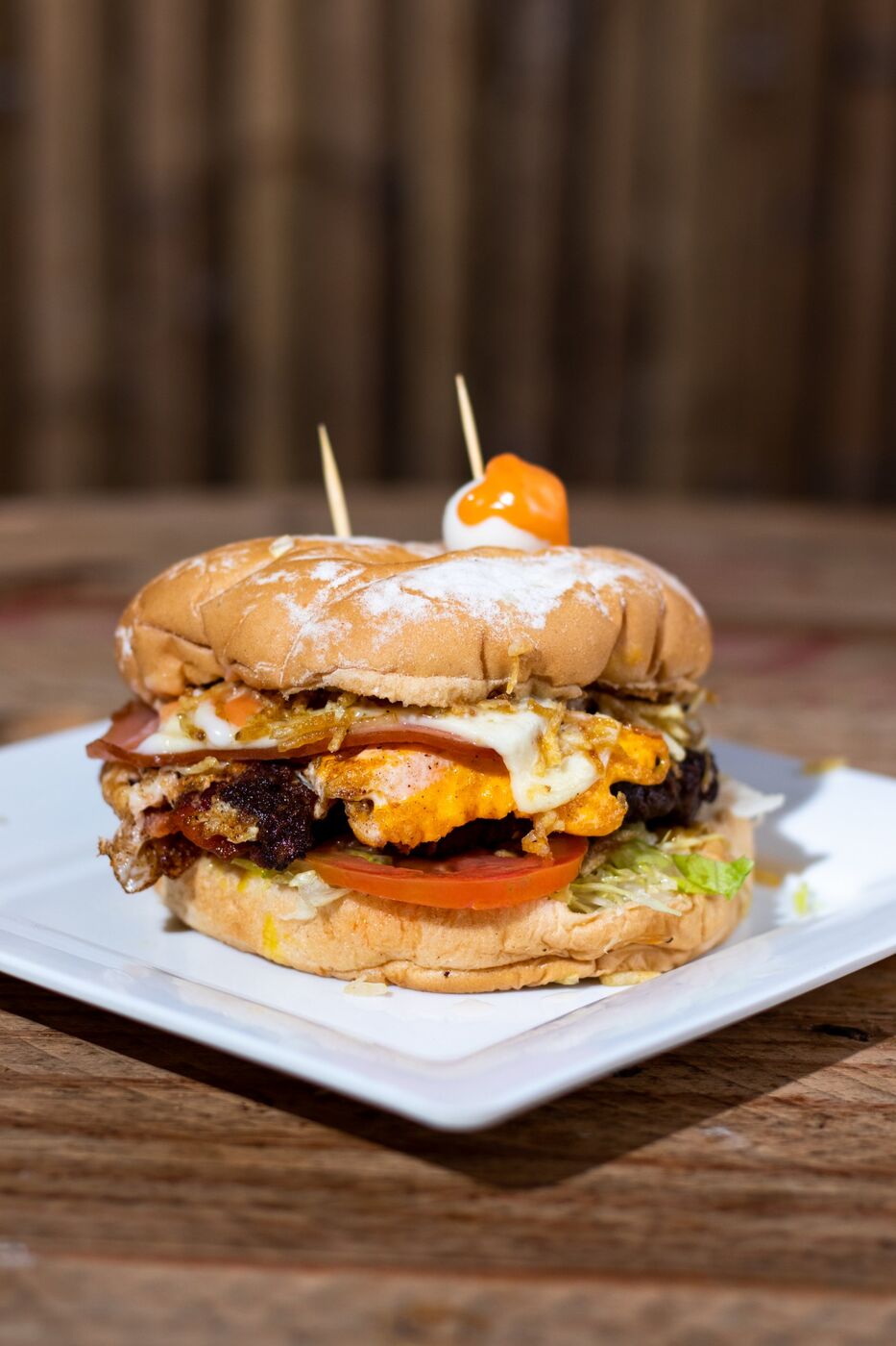 Hamburguesa Super con queso derretido, jamón, ripio y huevo de codorniz