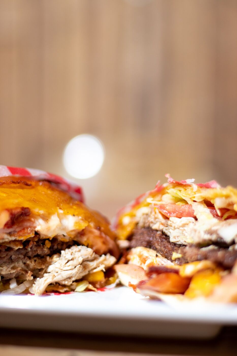 Corte de un Patacón Burguer mostrando sus capas